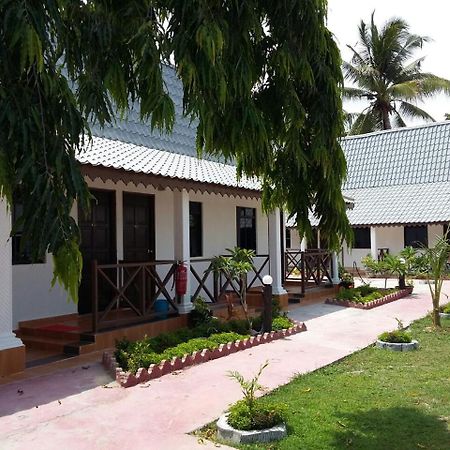 Rasa Senang Villa -Islam Guest Only Pantai Cenang  Esterno foto
