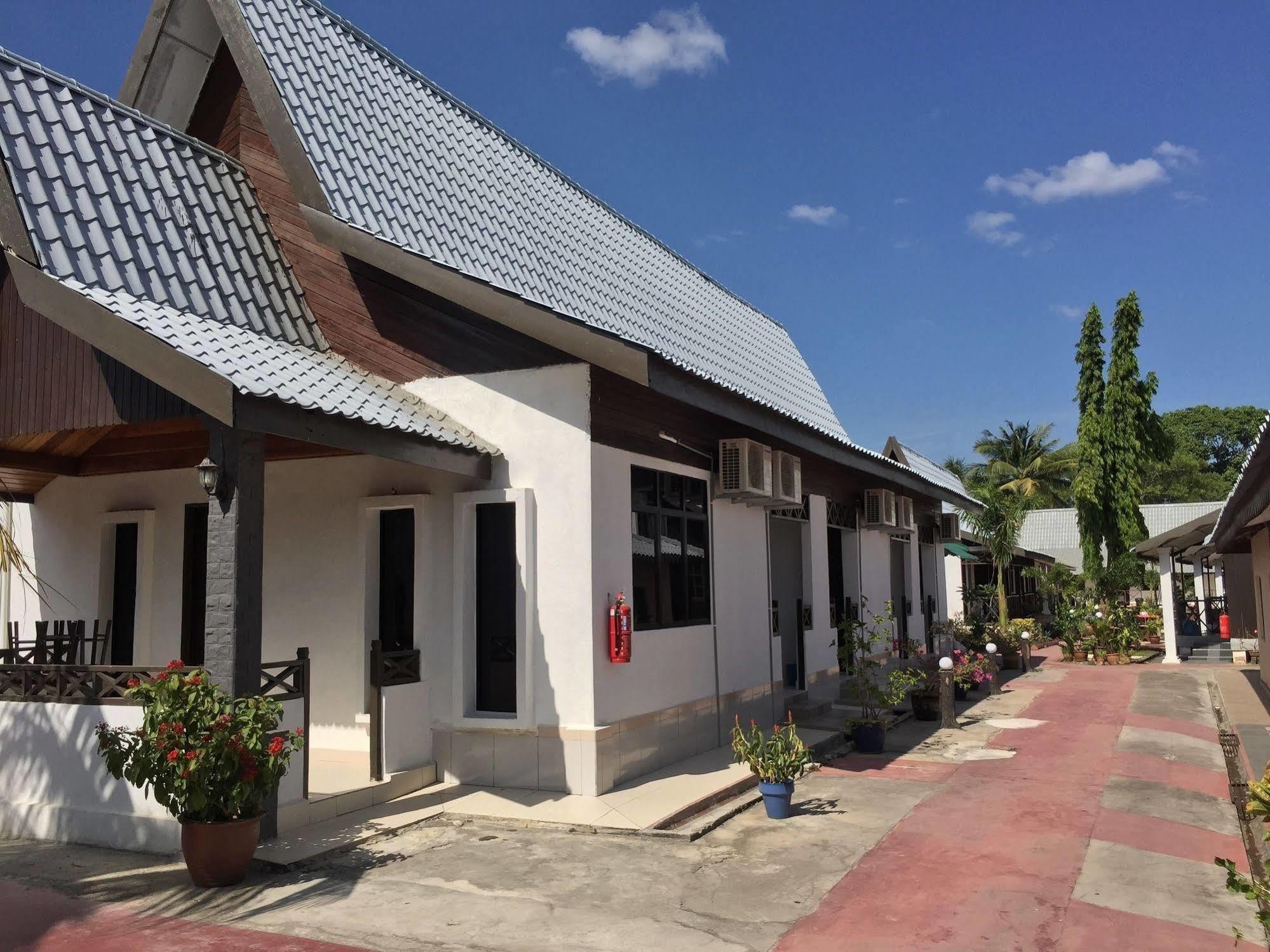 Rasa Senang Villa -Islam Guest Only Pantai Cenang  Esterno foto