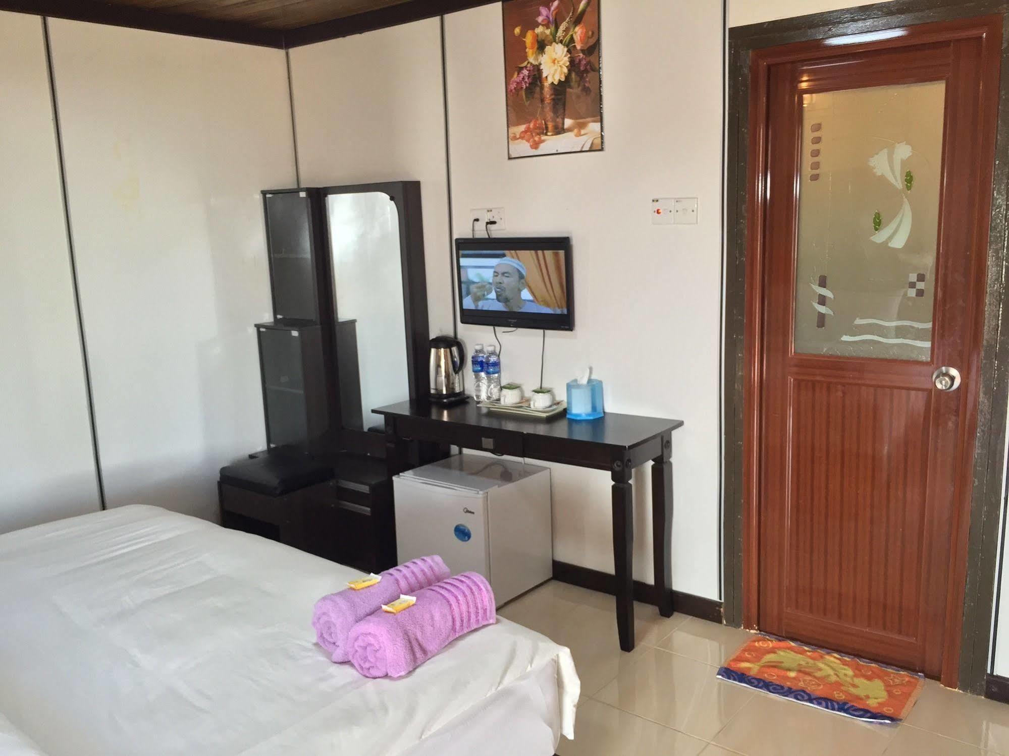 Rasa Senang Villa -Islam Guest Only Pantai Cenang  Esterno foto